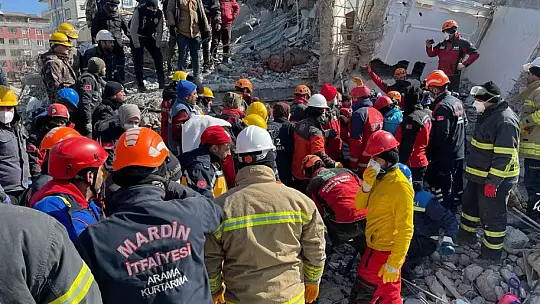 Enkazdan 129. saatte 6 kişi kurtarıldı