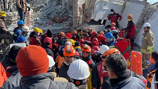 Enkazdan 129. saatte 6 kişi kurtarıldı