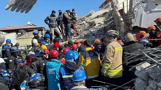 Enkazdan 129. saatte 6 kişi kurtarıldı