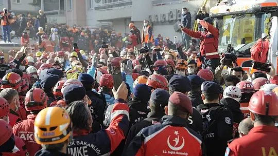 Enkazdan 91 saat sonra kurtarılan minik Ayla, hastaneye getirildi