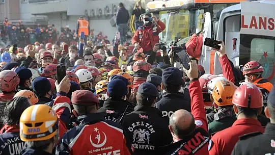 Enkazdan 91 saat sonra kurtarılan minik Ayla, hastaneye getirildi