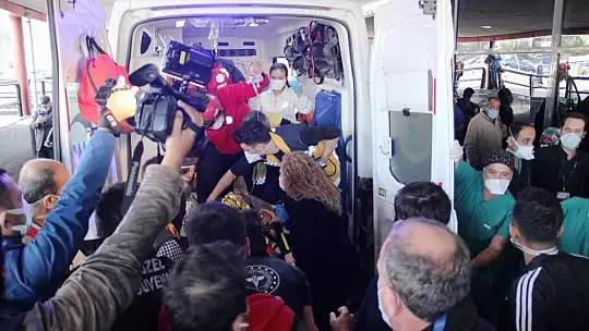 Enkazdan 91 saat sonra kurtarılan minik Ayla, hastaneye getirildi