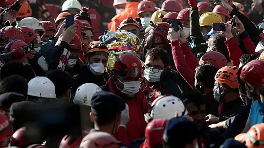 Enkazdan 91 saat sonra kurtarılan minik Ayla, hastaneye getirildi
