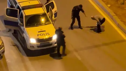 Eşini öldürüp oğlunu yaraladıktan sonra elinde tüfekle sokak boyunca damadını aradı