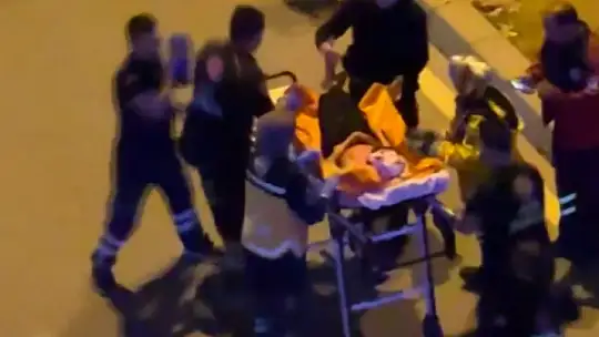 Eşini öldürüp oğlunu yaraladıktan sonra elinde tüfekle sokak boyunca damadını aradı