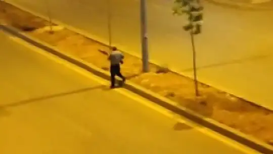 Eşini öldürüp oğlunu yaraladıktan sonra elinde tüfekle sokak boyunca damadını aradı