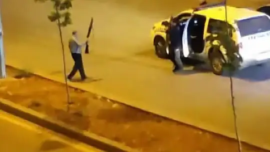 Eşini öldürüp oğlunu yaraladıktan sonra elinde tüfekle sokak boyunca damadını aradı