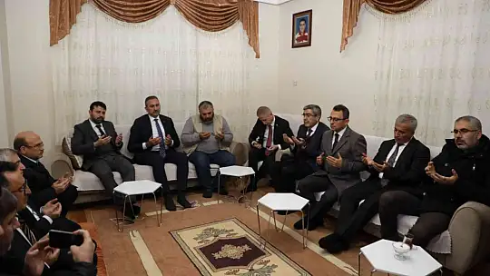 Eski Adalet Bakanı Gül'den şehit öğretmenin ailesine ziyaret