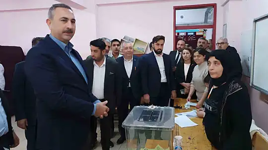 Eski Adalet Bakanı Gül, oyunu Gaziantep'te kullandı