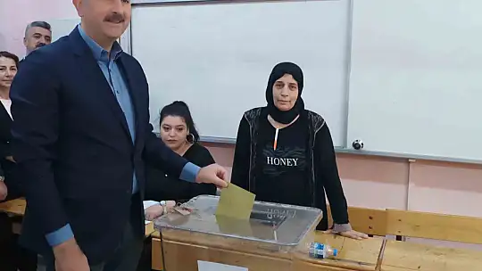 Eski Adalet Bakanı Gül, oyunu Gaziantep'te kullandı