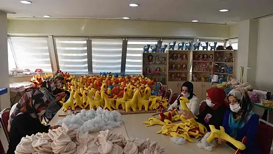 Ev hanımları hem üretiyor hem de aile bütçesine destek oluyor