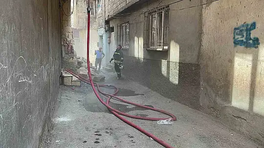 Evde çıkan yangında 2'si bebek 4 kişi dumandan etkilendi