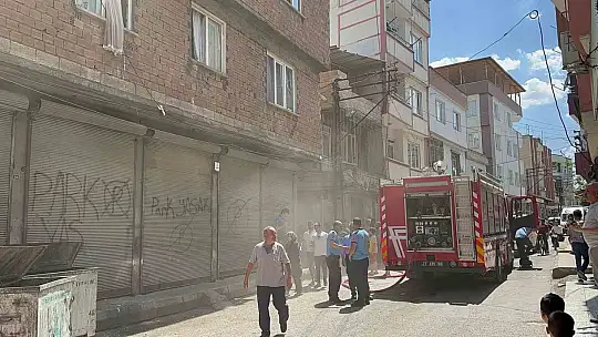 Evde çıkan yangında 2'si bebek 4 kişi dumandan etkilendi