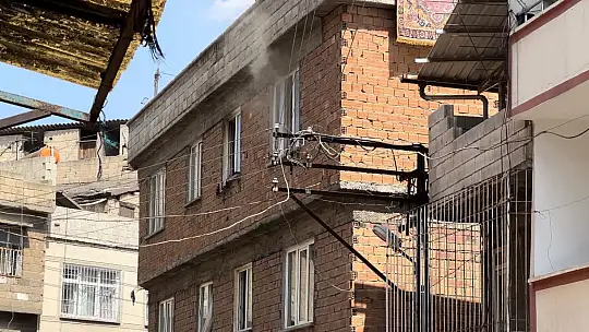 Evde çıkan yangında 2'si bebek 4 kişi dumandan etkilendi