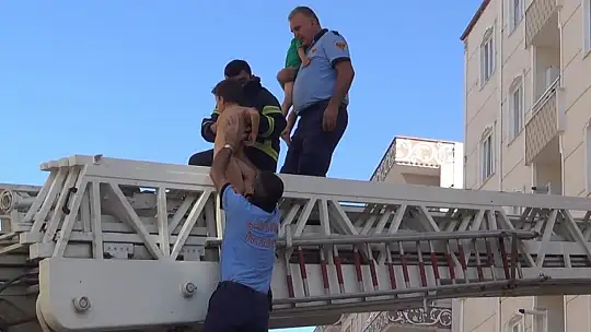 Evde kilitli kalan ikizler ortalığı birbirine kattı