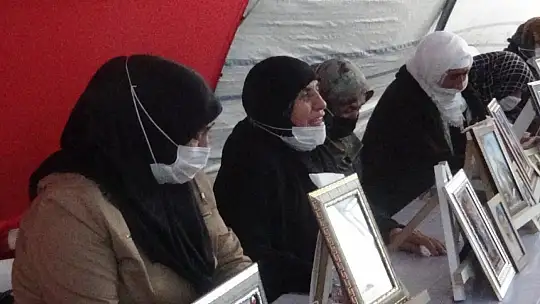 Evlat nöbetindeki aileler Gara'da katledilen 13 şehit için ağıt yakıp, dua etti