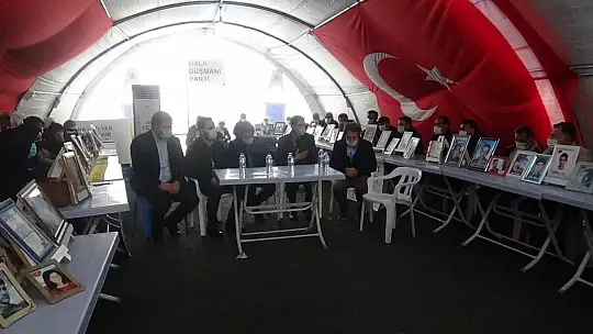 Evlat nöbetindeki aileler Gara'da katledilen 13 şehit için ağıt yakıp, dua etti