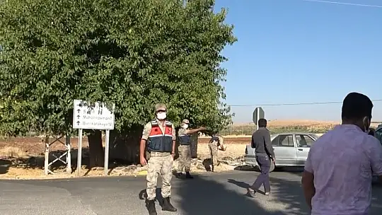 Eylem yapan mahalleli yolu kapattı