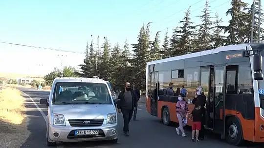 Eylem yapan mahalleli yolu kapattı