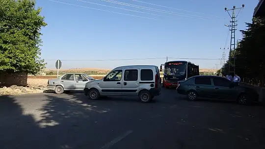 Eylem yapan mahalleli yolu kapattı