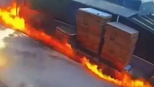 Fabrikada yanan boya ve tinerler lav gibi sokağa yayıldı