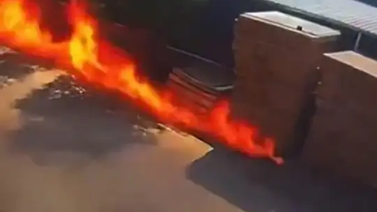 Fabrikada yanan boya ve tinerler lav gibi sokağa yayıldı