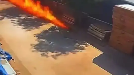Fabrikada yanan boya ve tinerler lav gibi sokağa yayıldı