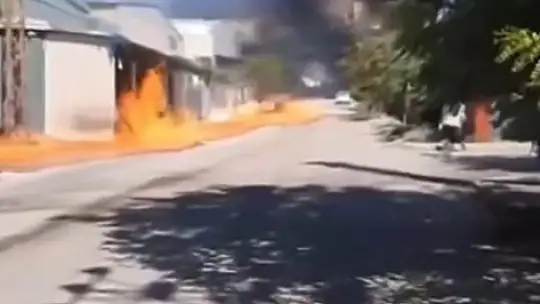 Fabrikada yanan boya ve tinerler lav gibi sokağa yayıldı