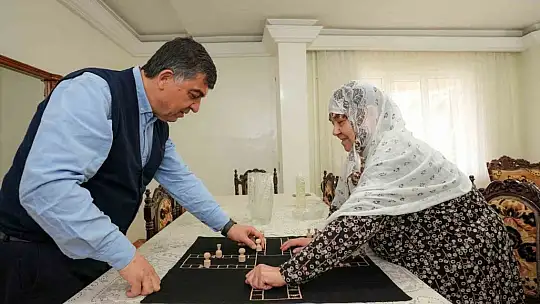Fadıloğlu, 75 yaşındaki Fazilet İnceman ile peçiç oynadı