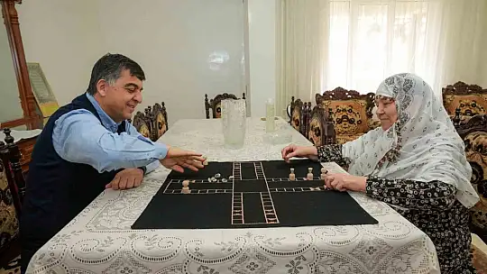Fadıloğlu, 75 yaşındaki Fazilet İnceman ile peçiç oynadı