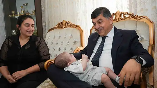 Fadıloğlu, bebek sevinci yaşayan 2 aileyi ziyaret etti