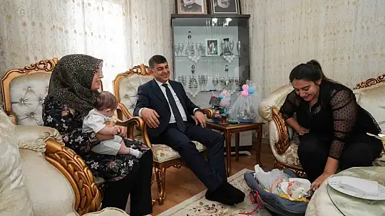 Fadıloğlu, bebek sevinci yaşayan 2 aileyi ziyaret etti