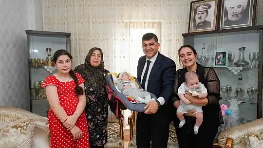 Fadıloğlu, bebek sevinci yaşayan 2 aileyi ziyaret etti