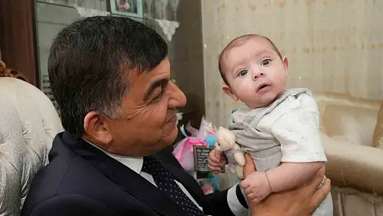 Fadıloğlu, bebek sevinci yaşayan 2 aileyi ziyaret etti