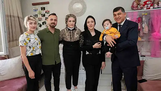 Fadıloğlu, bebek sevinci yaşayan 2 aileyi ziyaret etti