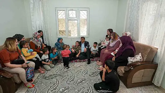 Fadıloğlu, çocuklar ve yaşlılarla ilgilendi.