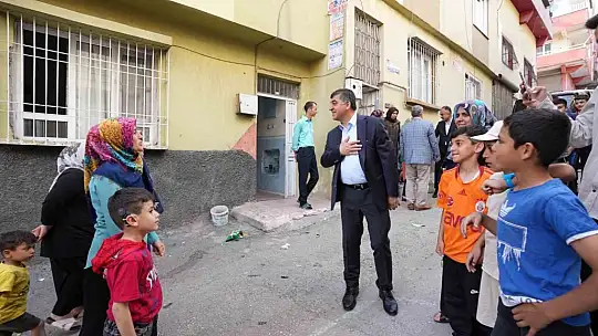 Fadıloğlu, çocuklar ve yaşlılarla ilgilendi.
