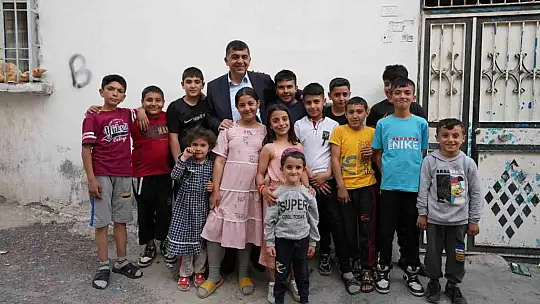 Fadıloğlu, çocuklar ve yaşlılarla ilgilendi.