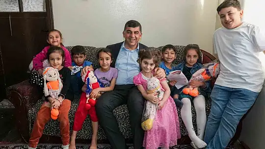 Fadıloğlu, çocuklar ve yaşlılarla ilgilendi.