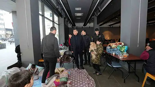 Fadıloğlu depremzedeleri yalnız bırakmıyor
