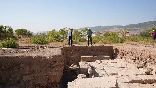 Fadıloğlu, Dülük Antik Kenti Keber Tepesi'nde incelemede bulundu