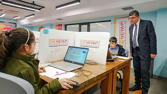 Fadıloğlu, geleceğin deneyapçılarıyla bir araya geldi