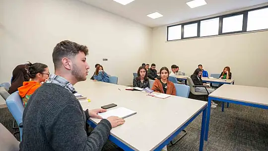Fadıloğlu, gençlerle 'bilinçli genç olmak' üzerine konuştu