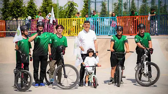 Fadıloğlu, gençlerle birlikte pedal çevirdi