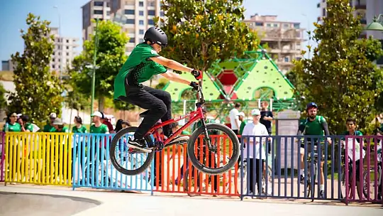Fadıloğlu, gençlerle birlikte pedal çevirdi