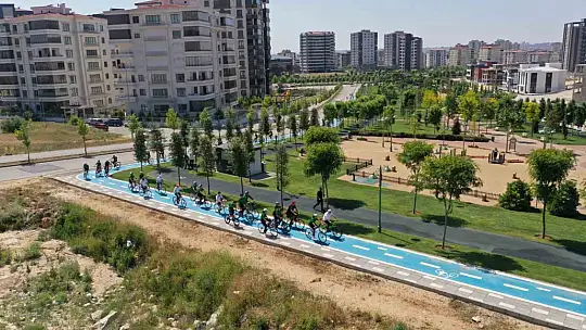 Fadıloğlu, gençlerle birlikte pedal çevirdi