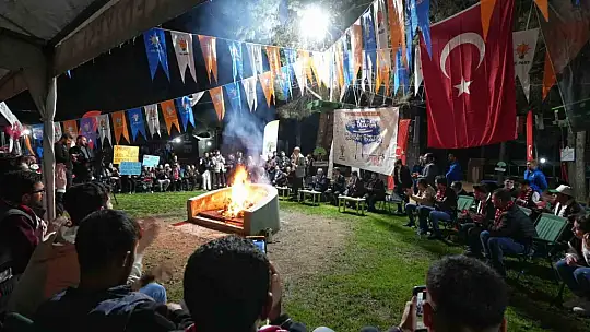 Fadıloğlu ile Gül, Gençlik Kampı'ndaki gençlerle buluştu