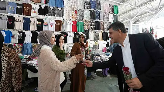 Fadıloğlu İle Gül, pazarcı esnafın sorunlarını dinledi