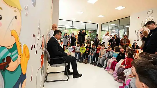 Fadıloğlu, minik öğrencilere masal okudu