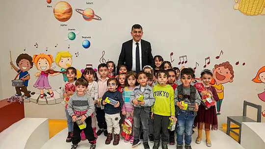 Fadıloğlu, minik öğrencilere masal okudu